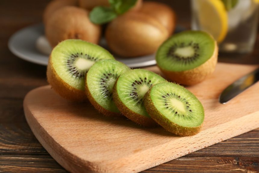 Kiwi, un fruct sănătos, recomandat de specialiști și cu coajă