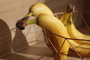 Motivul pentru care bananele nu trebuie păstrate în bolul de fructe