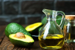 Opt beneficii ale uleiului de avocado asupra pielii