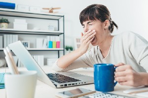 Lipsa unui somn sănătos poate genera obiceiuri alimentare dăunătoare și chiar și diabet